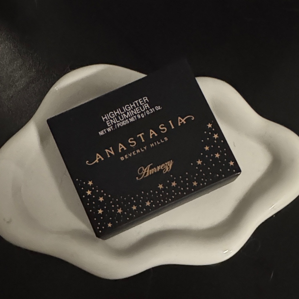 Anastasia Beverly Hills Amrezy Highlighter in Black and Gold